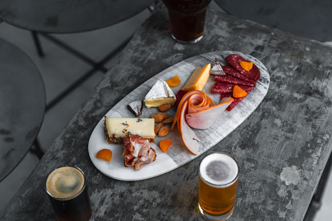 Comentarii opinii despre Almost Famous Bar