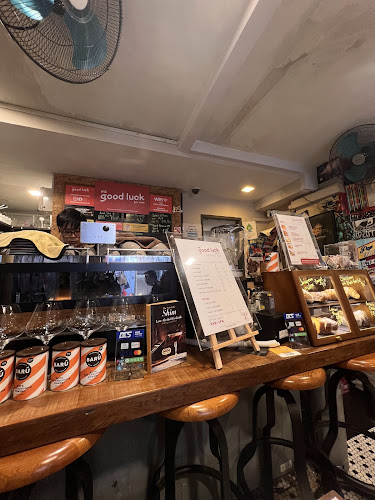 Opinii despre Good Luck - The Best of Singapore Craft Beers (Bugis - Haji Lane) în Singapore - Hospitality and gastronomy