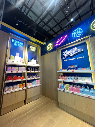 Famous Amos Changi Airport Terminal 3 - Hospitality and gastronomy