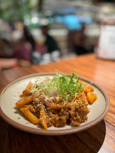 Opinii despre Surrey Hills Grocer - Woodleigh Mall (Pet Friendly) în Singapore - Hospitality and gastronomy