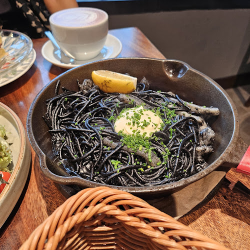 Opinii despre Surrey Hills Grocer - Woodleigh Mall (Pet Friendly) în Singapore - Hospitality and gastronomy