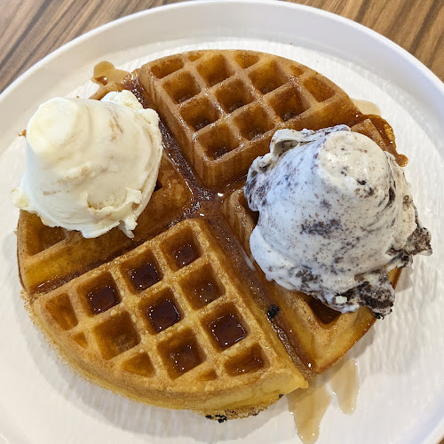 Geláre Causeway Point - Singapore