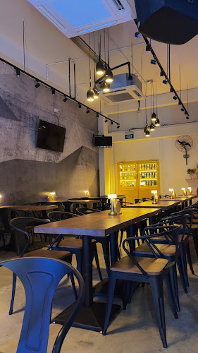 Opinii despre Waiting Bar & Restaurant în Singapore - Hospitality and gastronomy