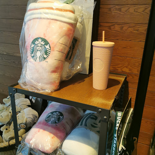 Comentarii opinii despre Starbucks Kallang Wave Mall