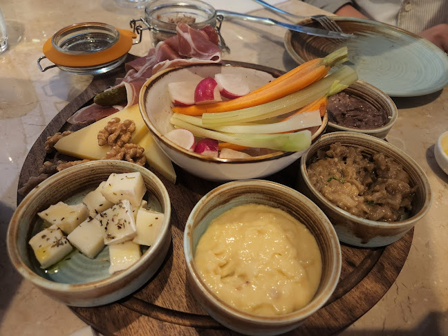 Loulou - French Cuisine & Wine Bar - Singapore