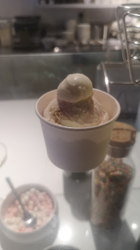 Comentarii opinii despre Overscoop (Orchard Central): Freshly Made Waffles