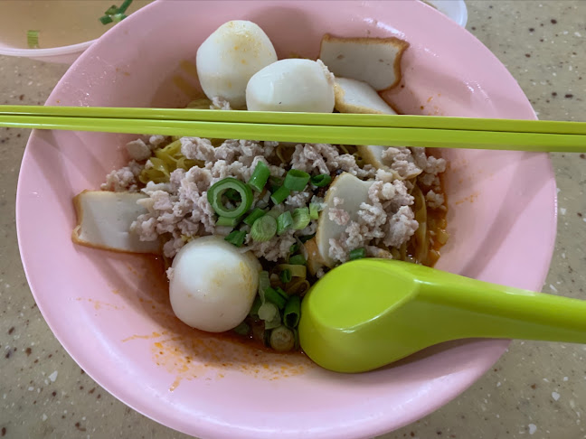 Comentarii opinii despre 254 Fishball Minced Meat Noodle 魚圓肉脞面