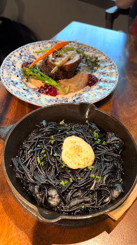 Opinii despre Surrey Hills Grocer - Woodleigh Mall (Pet Friendly) în Singapore - Hospitality and gastronomy