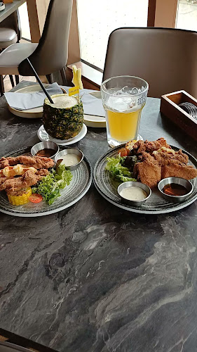 COLLIN'S® Mandai Wildlife West