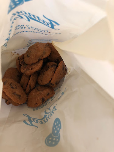 Famous Amos Changi Airport Terminal 3 - Singapore