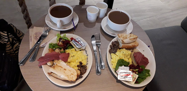 The Coffee Bean and Tea Leaf (Waterway Point) - Singapore