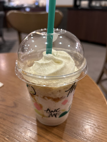 Opinii despre Starbucks HillV2 în Singapore - Hospitality and gastronomy