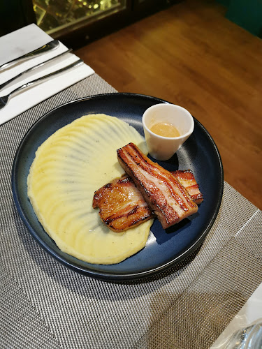 15 Swan Lake Ave, Opera Estate, Singapore 455711