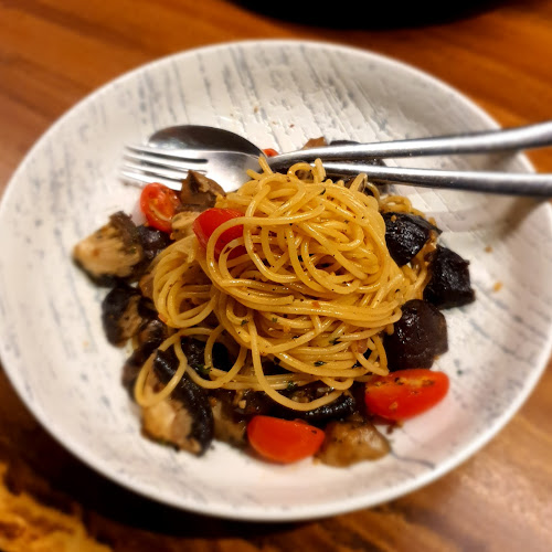 Comentarii opinii despre Cavemen Social