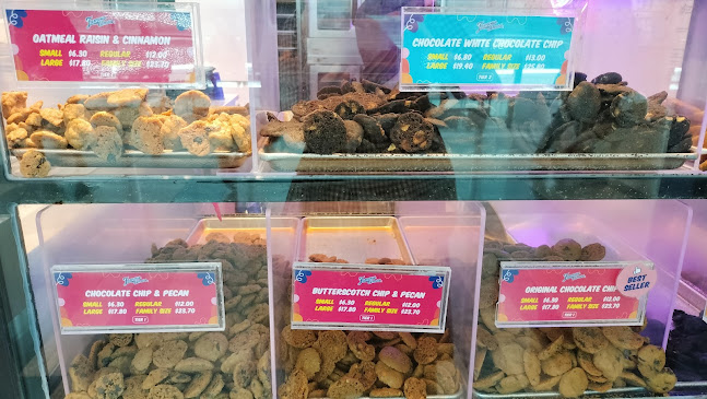 Famous Amos Changi Airport Terminal 3 - Hospitality and gastronomy