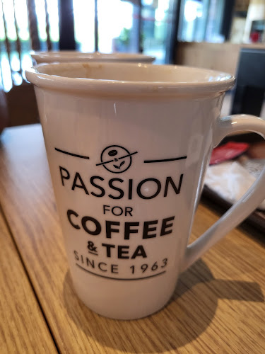 The Coffee Bean and Tea Leaf (Waterway Point) - Singapore