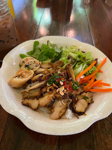 Lucky Saigon Café - Hospitality and gastronomy