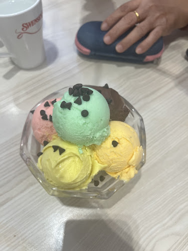 Swensen's @ West Mall