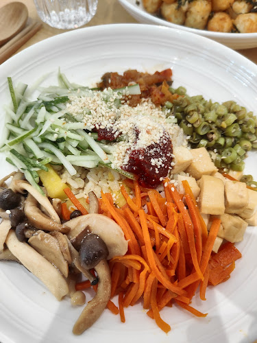 Lilac Oak | Vegan Café & Bakes - Hospitality and gastronomy