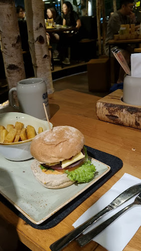 Opinii despre SERVUS German Burger Grill | VIVOCITY în Singapore - Hospitality and gastronomy