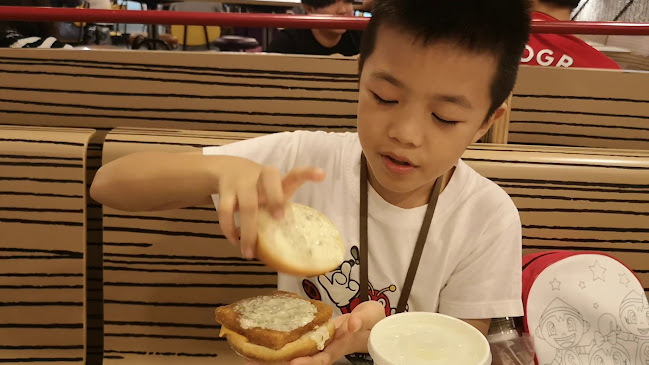 Opinii despre McDonald's Changi Airport Terminal 2 (T2) Transit Lounge în Singapore - Hospitality and gastronomy