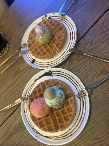 Opinii despre Overscoop (Orchard Central): Freshly Made Waffles în Singapore - Hospitality and gastronomy