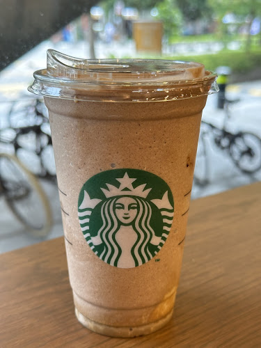 Opinii despre Starbucks 100AM în Singapore - Hospitality and gastronomy