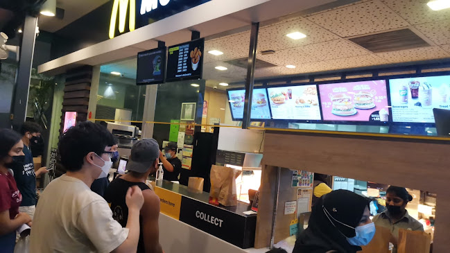 Traditional Magnolia Ice cream Auntie Law- Yew Tee - Singapore