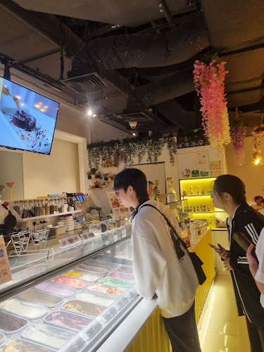 Overscoop (Orchard Central): Freshly Made Waffles - Hospitality and gastronomy