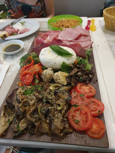 5 Greendale Ave, Singapore 289501