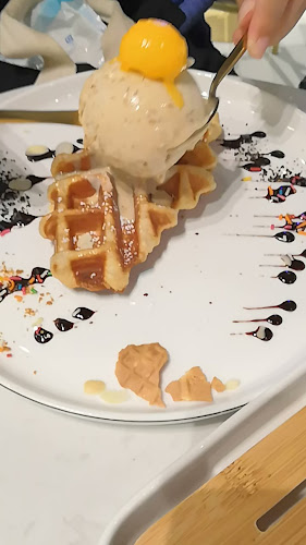 Overscoop (Orchard Central): Freshly Made Waffles