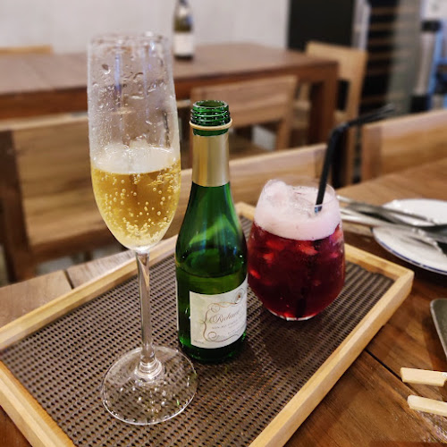 Opinii despre Overworked Gastrobar în Singapore - Hospitality and gastronomy