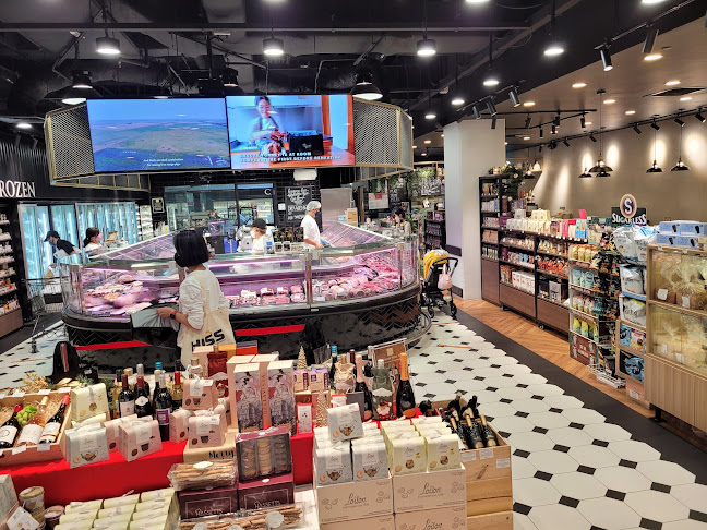 Ryan's Grocery Great World - Hospitality and gastronomy