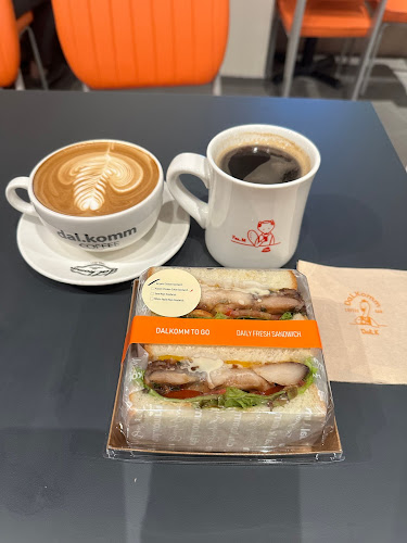 Opinii despre Dal.Komm Coffee @ Parkway Parade în Singapore - Hospitality and gastronomy