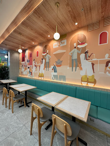 Mamma Mia Trattoria E Caffè - Hospitality and gastronomy