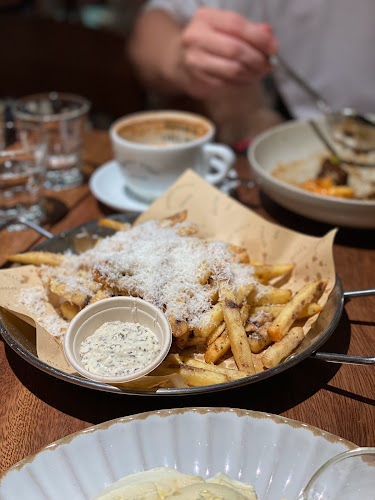 Opinii despre Surrey Hills Grocer - Woodleigh Mall (Pet Friendly) în Singapore - Hospitality and gastronomy