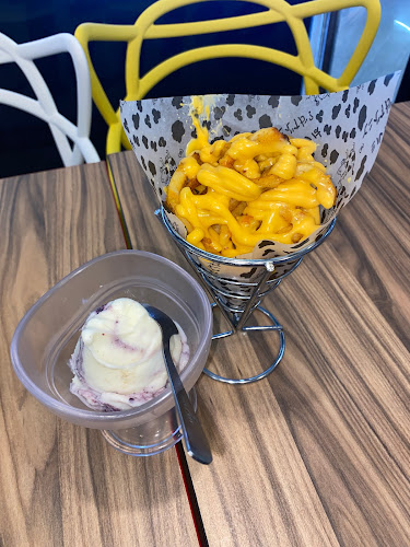 Geláre Causeway Point - Singapore