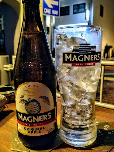 Opinii despre Mogambo Bar & Restaurant în Singapore - Hospitality and gastronomy