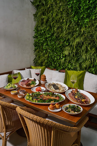 FYSH at EDITION - Hospitality and gastronomy