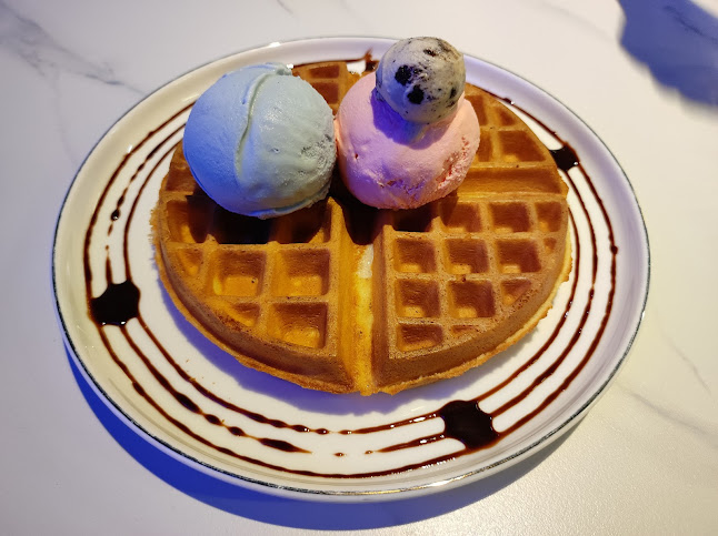 Overscoop (Orchard Central): Freshly Made Waffles - Singapore