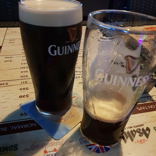 Mel's Place Restaurant & Bar - Singapore