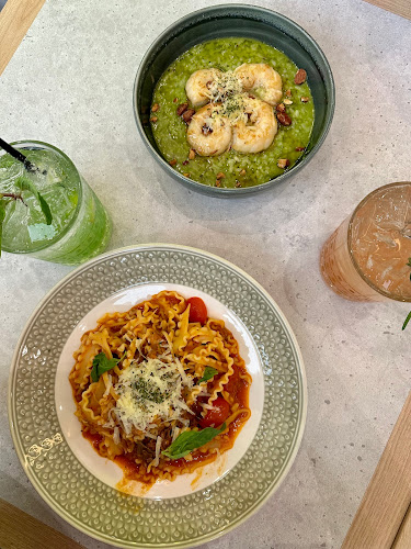 Mamma Mia Trattoria E Caffè - Hospitality and gastronomy