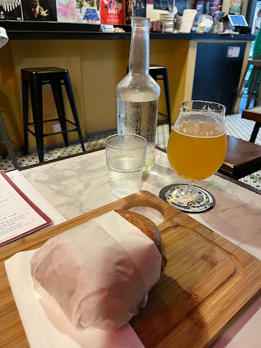 Opinii despre Good Luck - The Best of Singapore Craft Beers (Bugis - Haji Lane) în Singapore - Hospitality and gastronomy