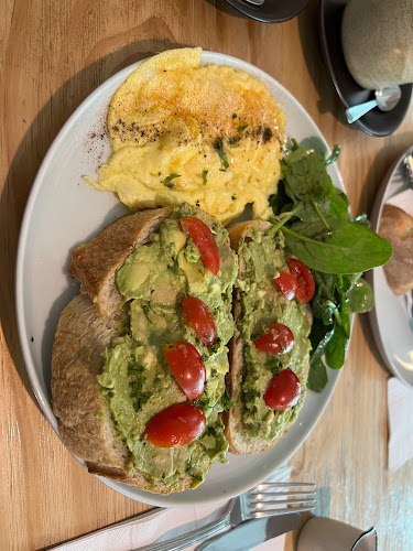 Comentarii opinii despre HOUSE DOWNSTAIRS