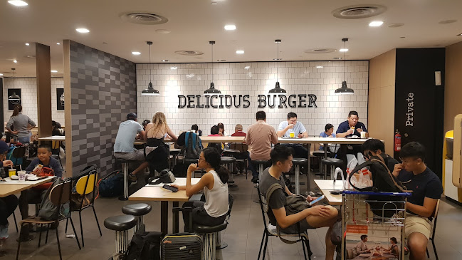 Opinii despre McDonald's Changi Airport Terminal 2 (T2) Transit Lounge în Singapore - Hospitality and gastronomy