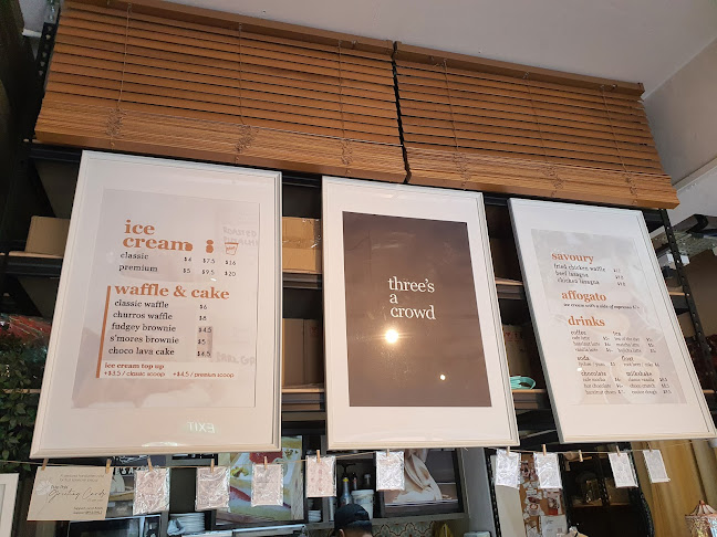 Comentarii opinii despre Three's A Crowd