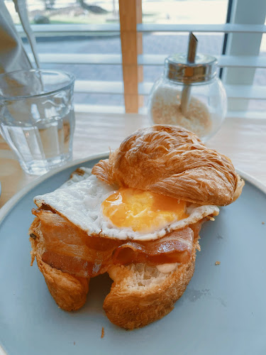 Comentarii opinii despre HOUSE DOWNSTAIRS