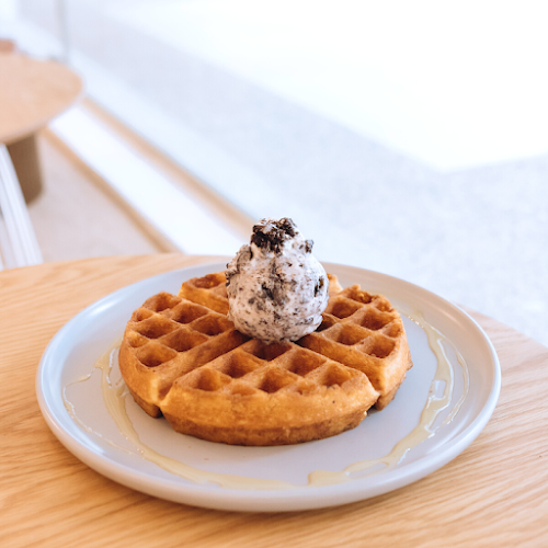Opinii despre First Story Cafe - Coffee, Gelato, and Waffles în Singapore - Hospitality and gastronomy