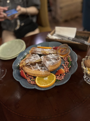 Comentarii opinii despre A Beautiful Day Café Tea Room + Cocktail Bar